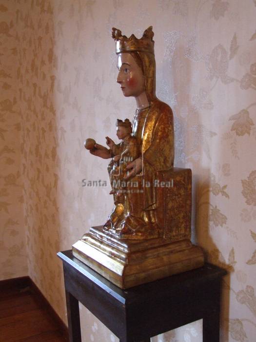 Vista lateral de la talla de la Virgen de Legarra con el Niño