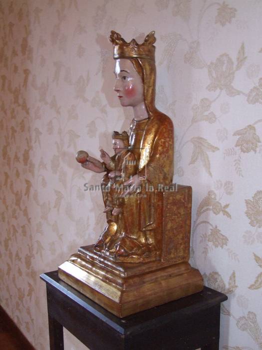 Vista lateral de la talla de la Virgen de Legarra con el Niño