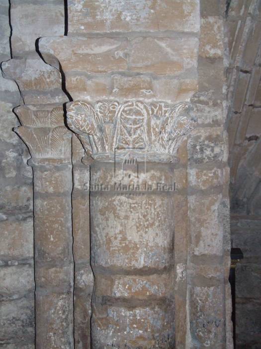 Detalle de la jamba izquierda del arco de acceso a la torre