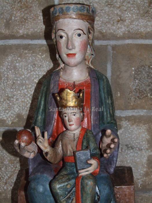 Detalle de una talla de la Virgen con el Niño