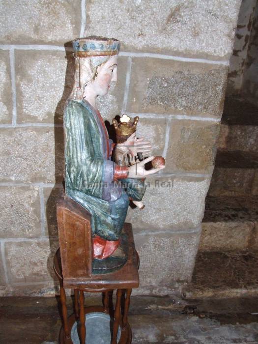 Vista lateral de una talla de la Virgen con el Niño