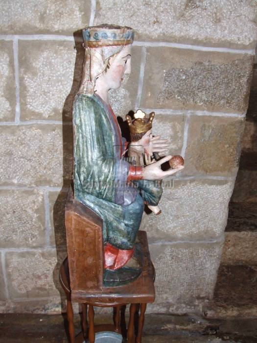 Vista lateral de una talla de la Virgen con el Niño