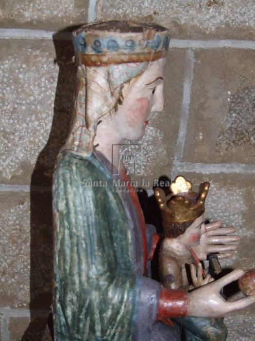 Detalle de una talla de la Virgen con el Niño