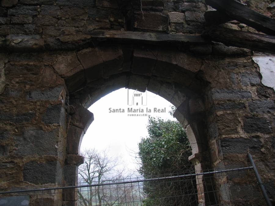Vista de la portada de la ruina interior de la ermita