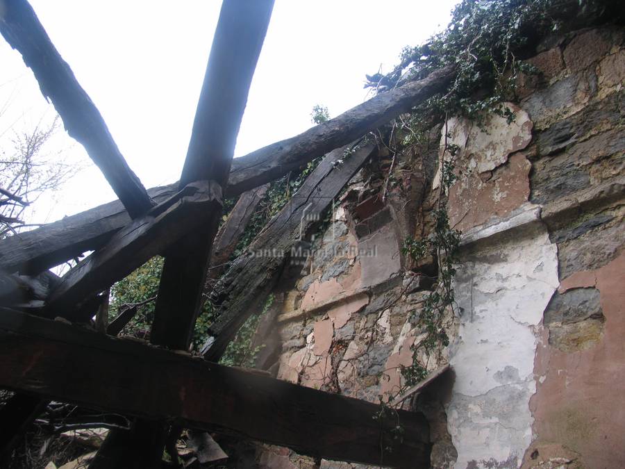Vista de interior de las ruinas de la ermita