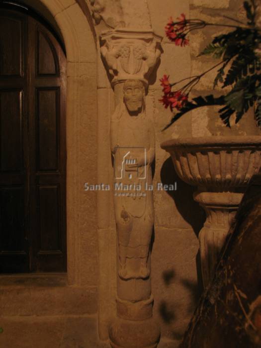 Estatua-columna de San Pedro en la portada meridional