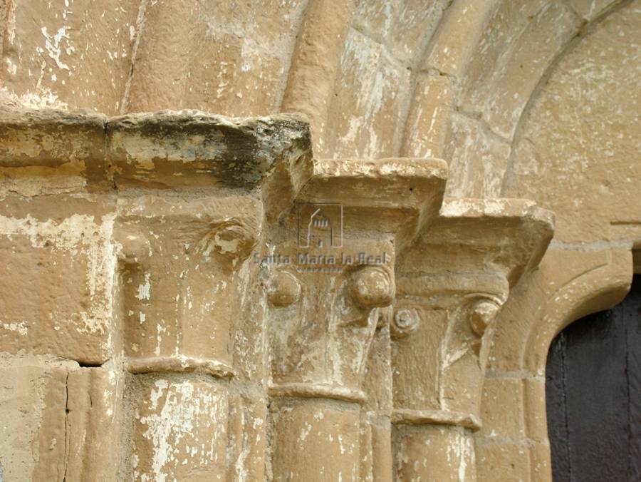 Detalle de los capiteles del lado izquierdo de la portada sur