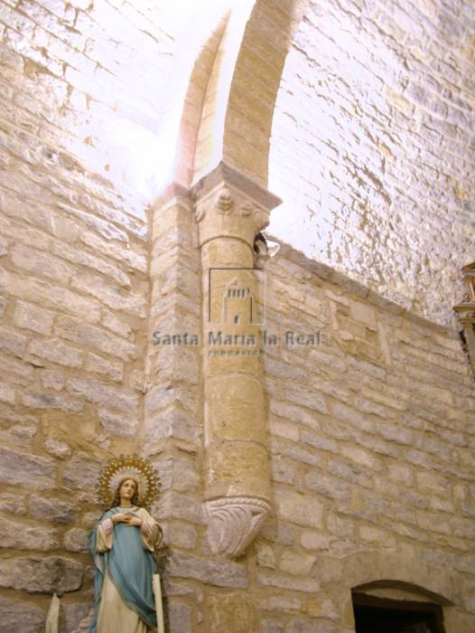 Detalle interior de la columna y capitel de la fachada norte de la cabecera