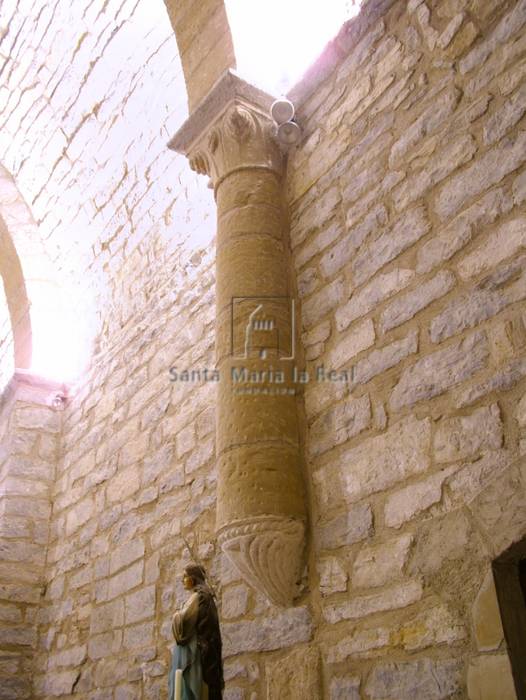 Detalle interior del capitel de la fachada norte de la cabecera