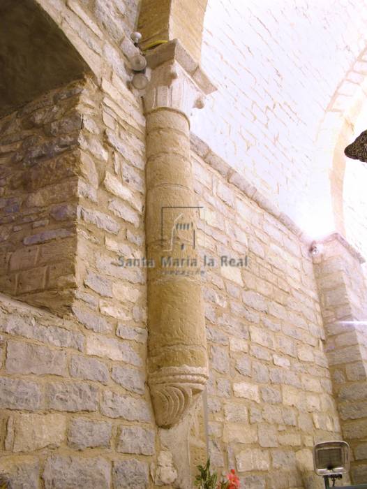 Capitel del interior de la fachada sur de la cabecera