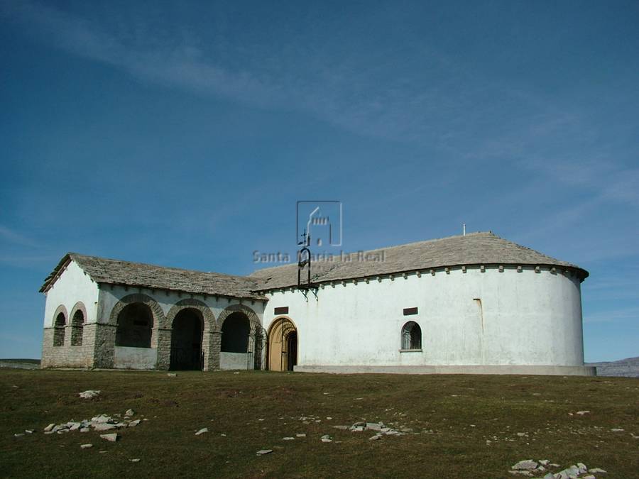 Vista exterior de la ermita del lado sur