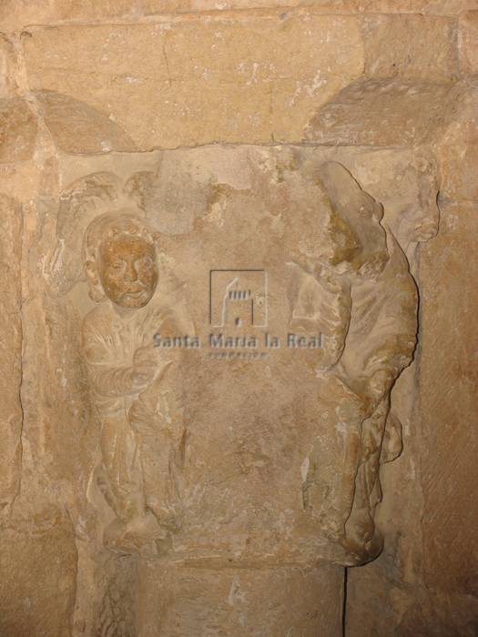 Capitel de la portada románica situada en el último tramo del muro del evangelio. Anunciación