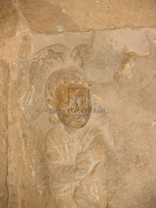 Detalle de un capitel de la portada románica situada en el último tramo del muro del evangelio. Anunciación