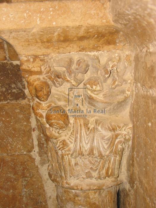 Capitel de la portada románica situada en el último tramo del muro del evangelio. Nacimiento