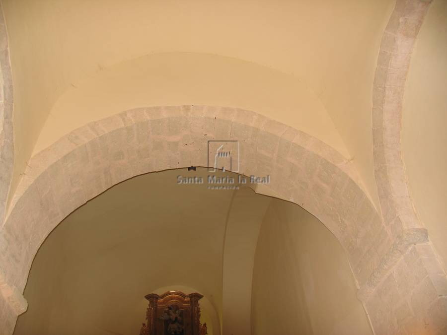 Detalle de la bóveda de medio punto y del arco desde los pies