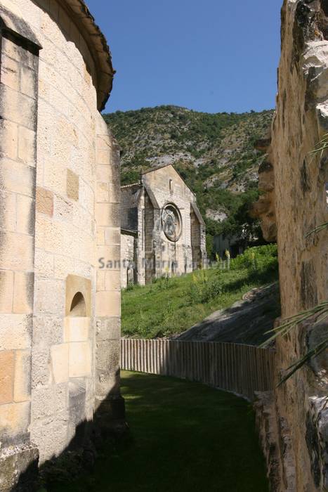 Exterior de la capilla de San Andrés.Al fondo la iglesia abacial