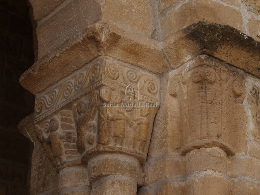 Capiteles del lado derecho de la entrada lateral del pórtico