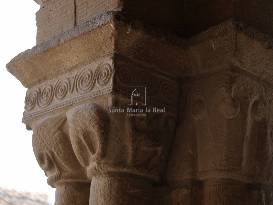 Capiteles del lado izquierdo de la entrada lateral del pórtico