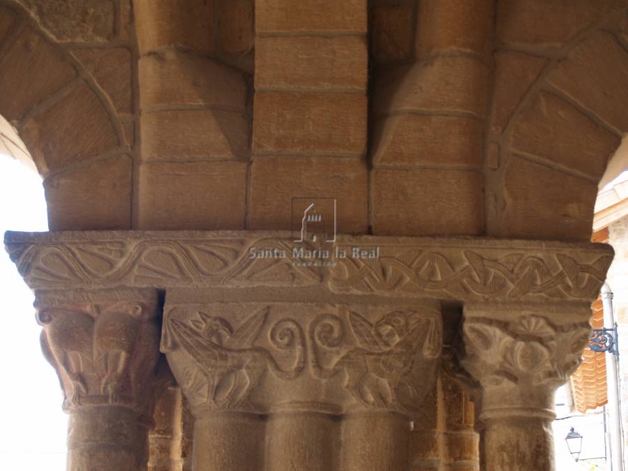 Capiteles de la tercera arcada del interior del pórtico