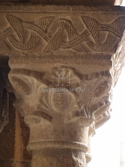 Capitel vegetal de la tercera arcada del interior del pórtico