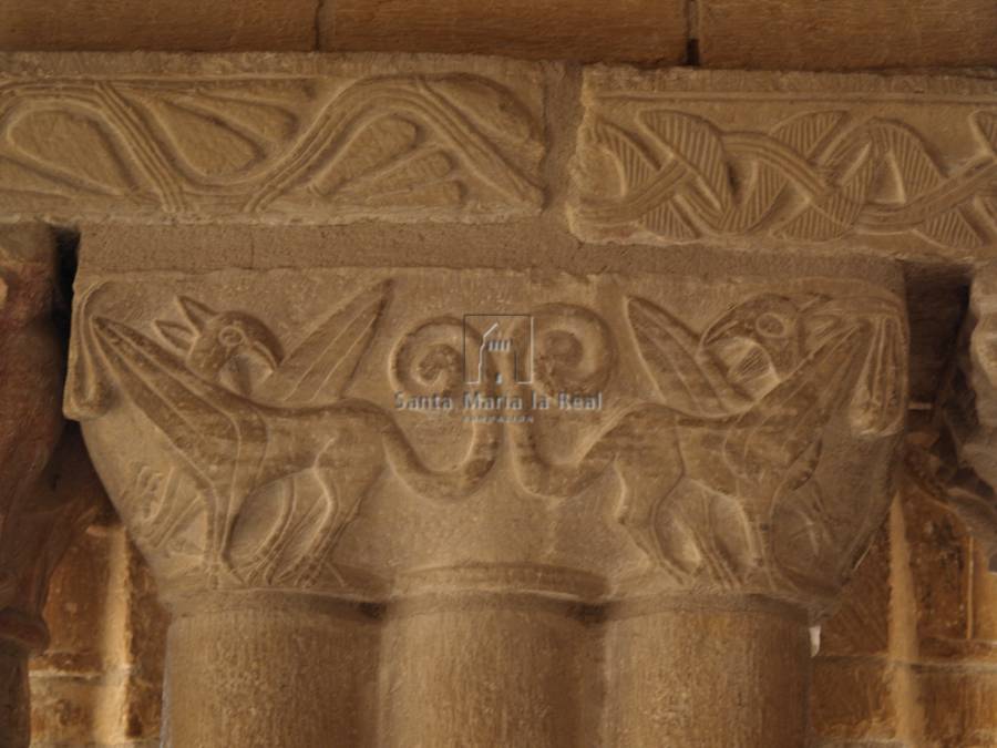 Capiteles de la tercera arcada del interior del pórtico