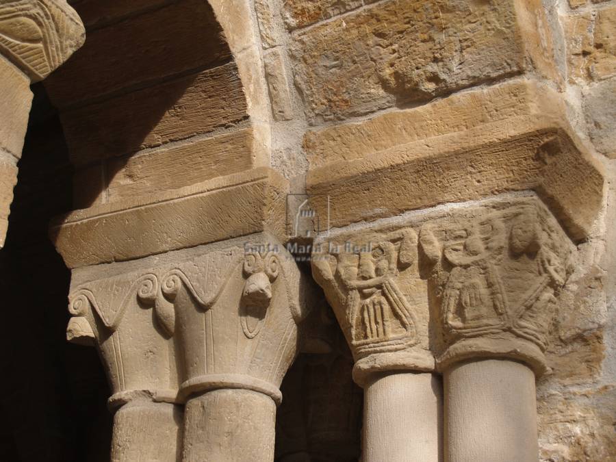 Capiteles de la cuarta arcada del pórtico