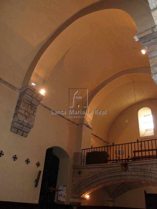 Vista interior del acceso a la iglesia