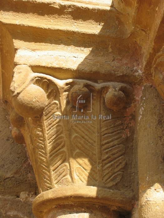 Capitel del lado derecho de la portada meridional