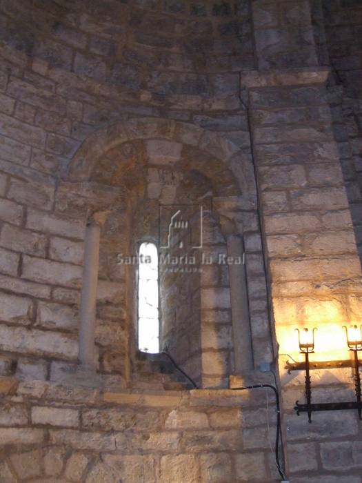 Ventana del muro sur del ábside