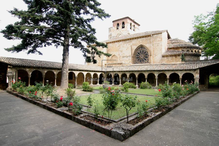 Vista general del claustro desde el exterior