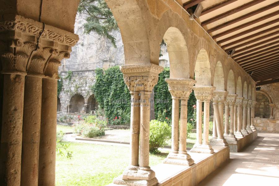 Detalle general del claustro desde el interior