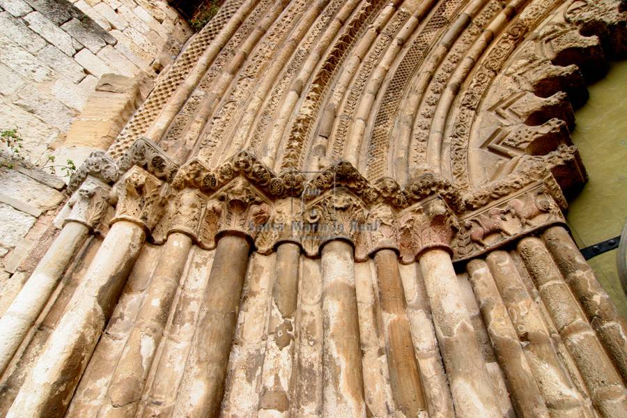 Detalle de la arquería y capiteles del lado izquierdo de la portada norte