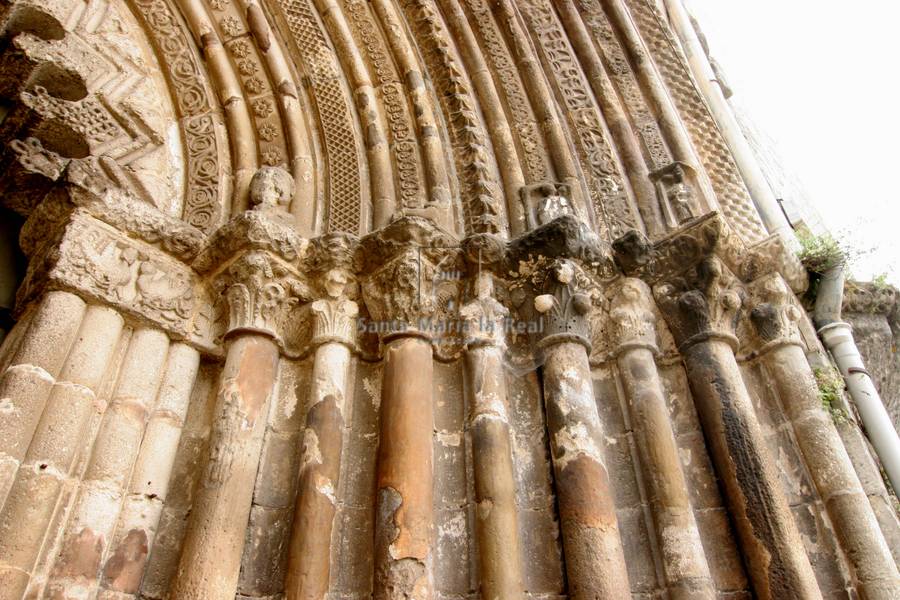 Detalle de la arquería y capiteles del lado derecho de la portada norte