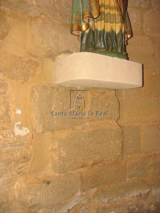 Peana que sostiene la talle de San Blas en el ábside