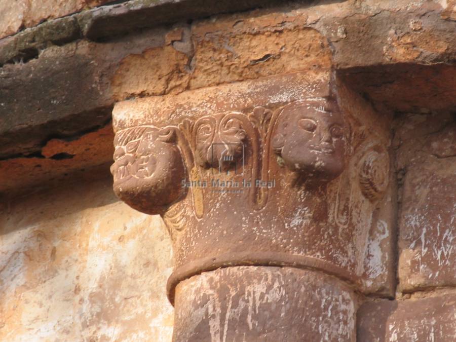 Capitel de una semicolumna en el exterior del ábside. Caras y flores