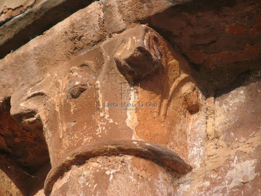 Capitel de una semicolumna en el exterior del ábside