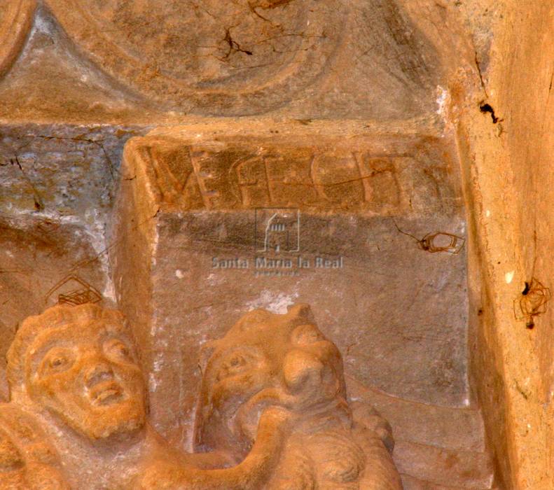 Detalle de figura humana montando un león,del capitel firmado por Sancivs