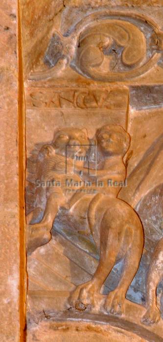 Detalle de figura humana montando un león,del capitel  firmado por Sancivs