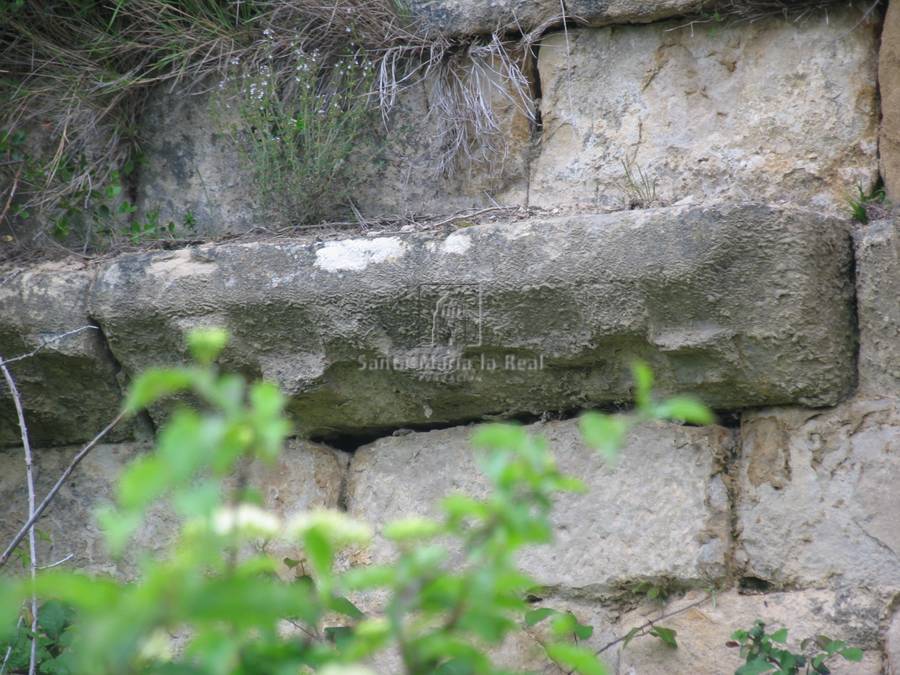 Detalle de la imposta ajedrezada del lado del evangelio