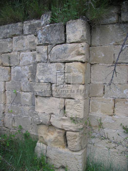 Detalle de un contrafuerte del muro norte de la nave