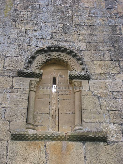 Vista exterior de la ventana del ábside