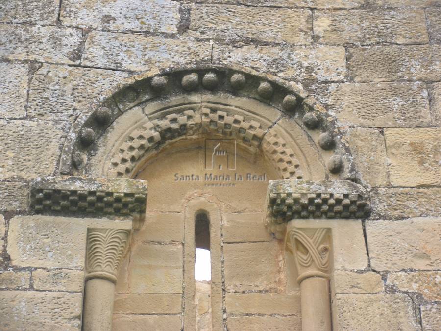 Detalle de la ventana del ábside desde el exterior