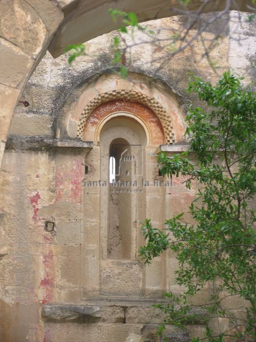 Detalle de la ventana del ábside desde el interior