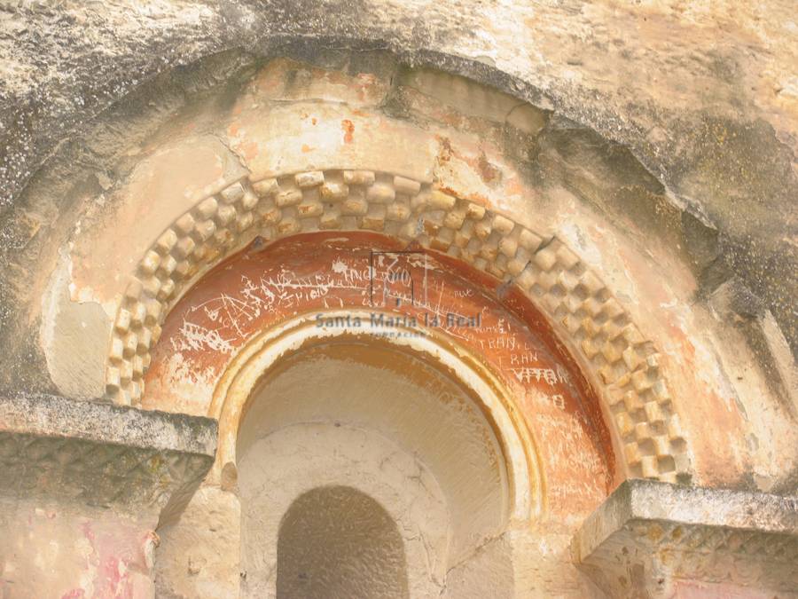 Detalle de la ventana del ábside desde el exterior