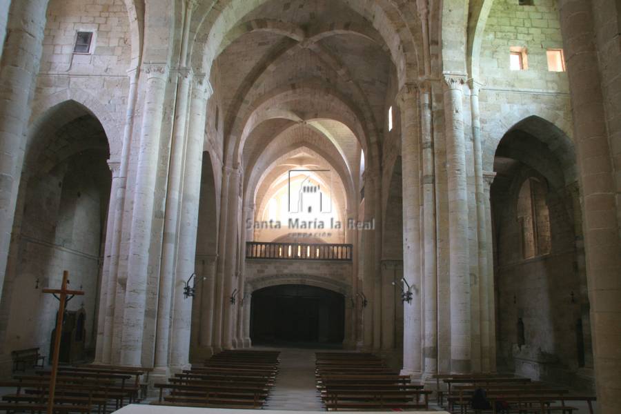 Interior desde le presbiterio