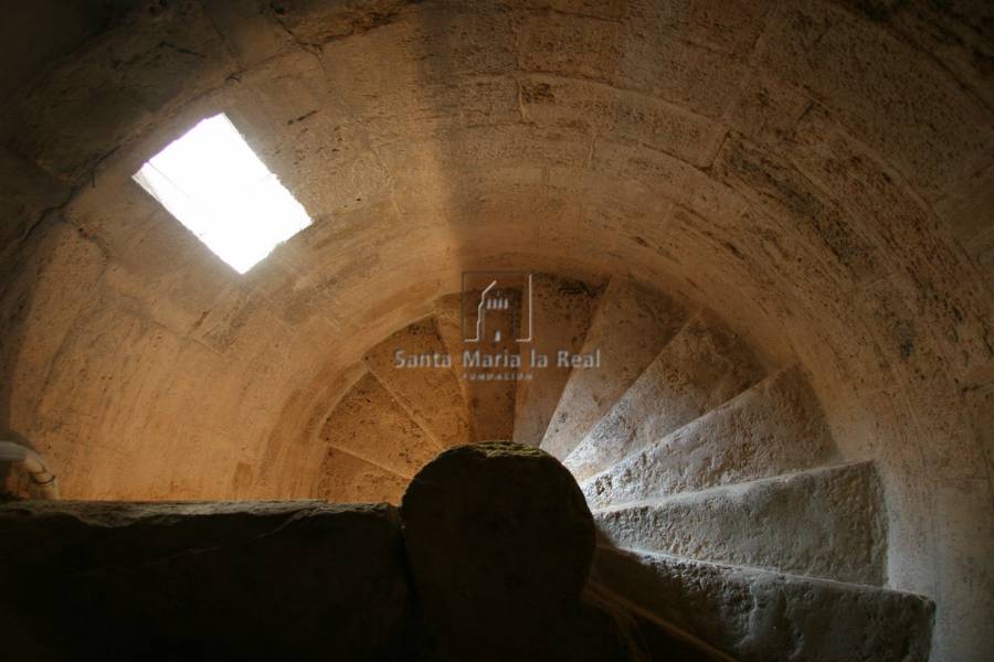 Interior de la escalera de la torre occidental