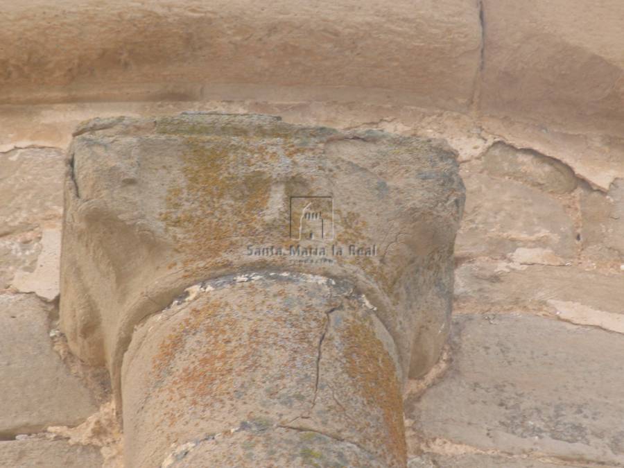 Capitel de la semicolumna adosada en el exterior del ábside