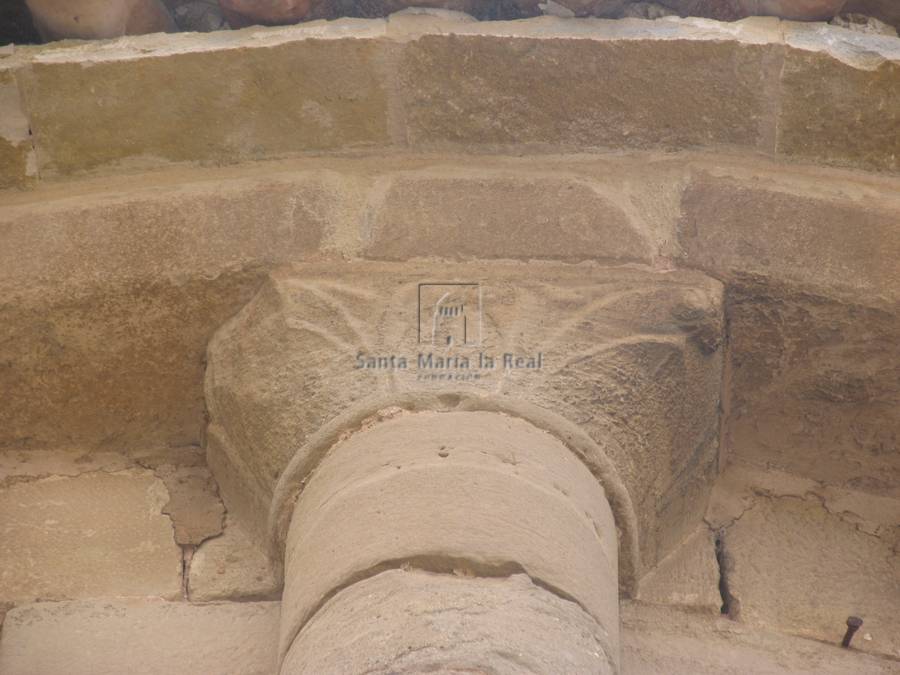 Capitel de una semicolumna adosada al ábside