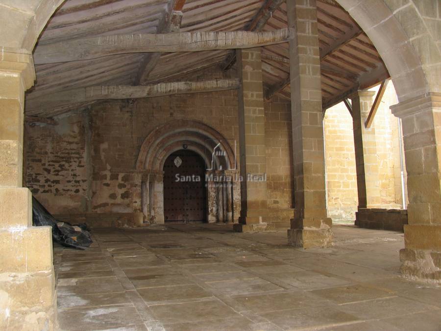 Vista interior del pórtico meridional