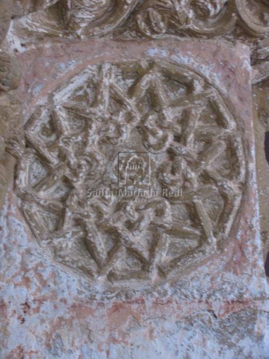 Detalle superior de la jamba izquierda de la portada sur. Estrella de entrelazos con una flor en el centro